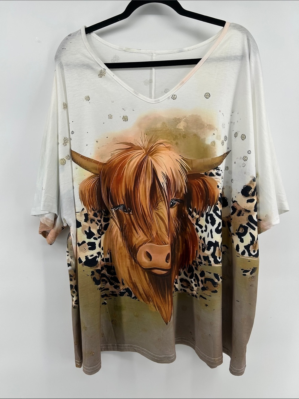 Western Graphic Highland Cow V-Neck Tee in White and Brown Women's Size 4X